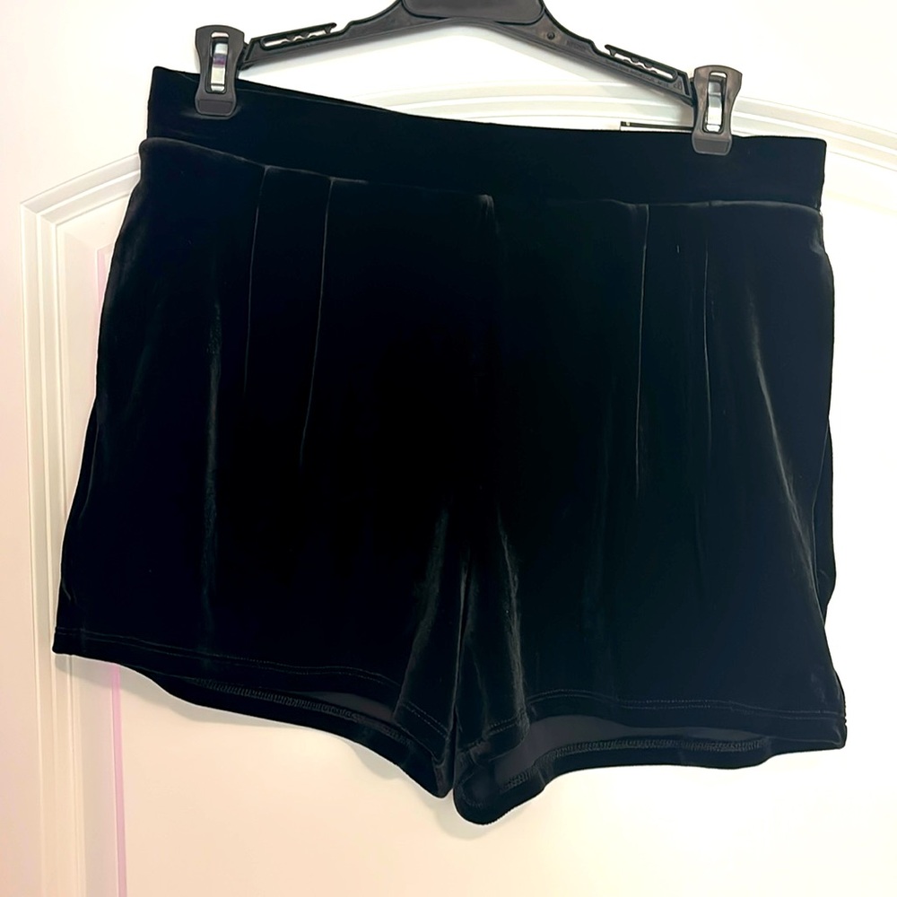 ✨EXPRESS high waisted velour tap short